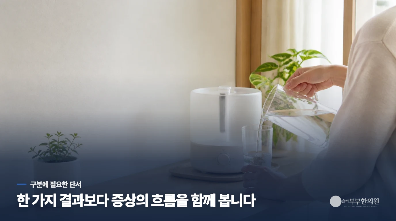 탁자에서 두 사람이 돌봄 방법을 의논하는 생활 장면